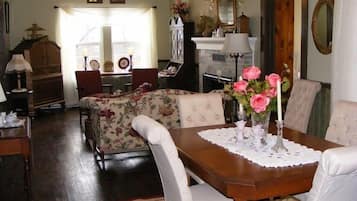 Deluxe Suite | Living area | 19-inch TV with cable channels
