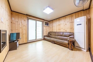 Room (Haetnim) | Free WiFi, bed sheets