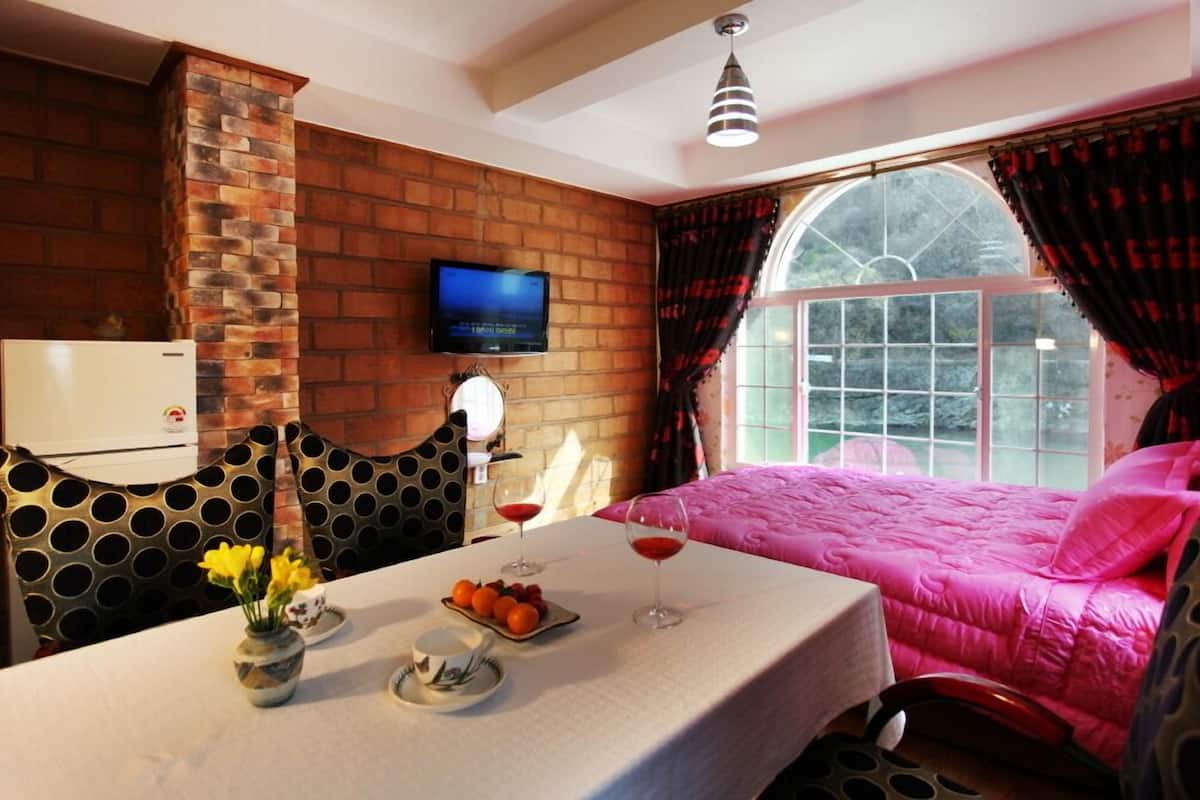Room (B2Eros)