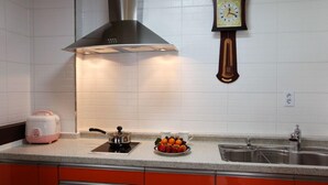 Room (A2Hera) | WiFi (free), bed sheets - Hera Pension (Gapyeong)