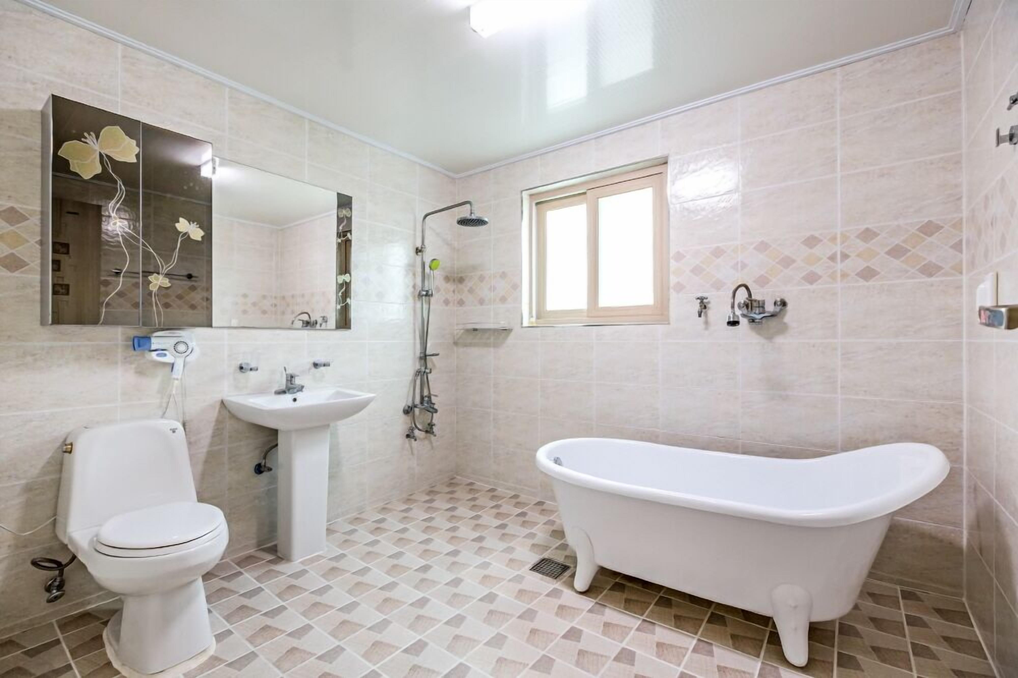 Un bagno con il water, un lavandino e una vasca.