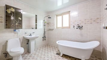 Un bagno con il water, un lavandino e una vasca.