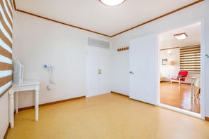 Quarto (Second Floor) | Wi-Fi de cortesia, roupa de cama