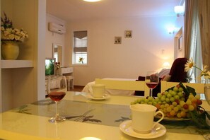 Room (White) | Free WiFi, bed sheets