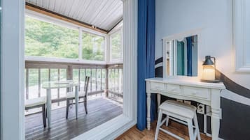 Room (Loveholic) | Free WiFi, bed sheets