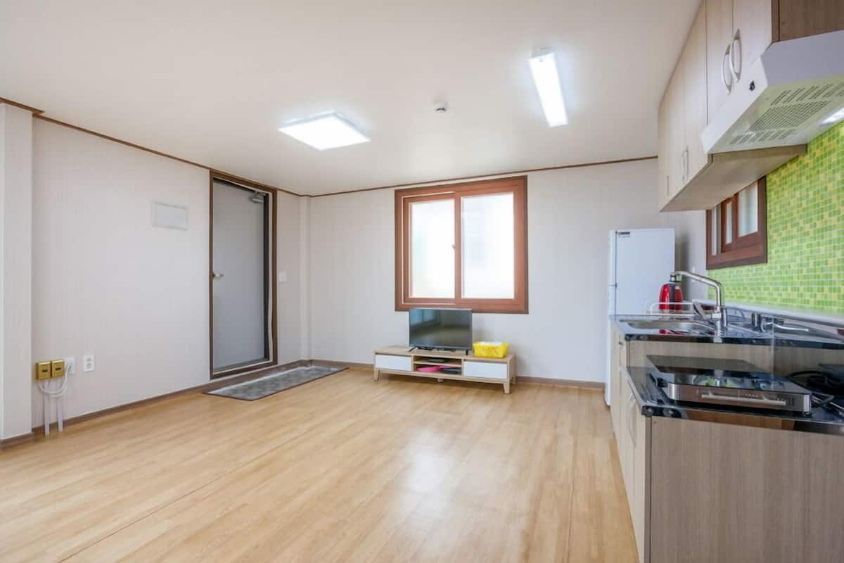 Room (Ssari) | Free WiFi, bed sheets