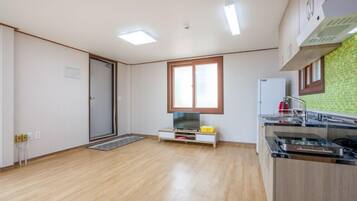 Room (Ssari) | Free WiFi, bed sheets