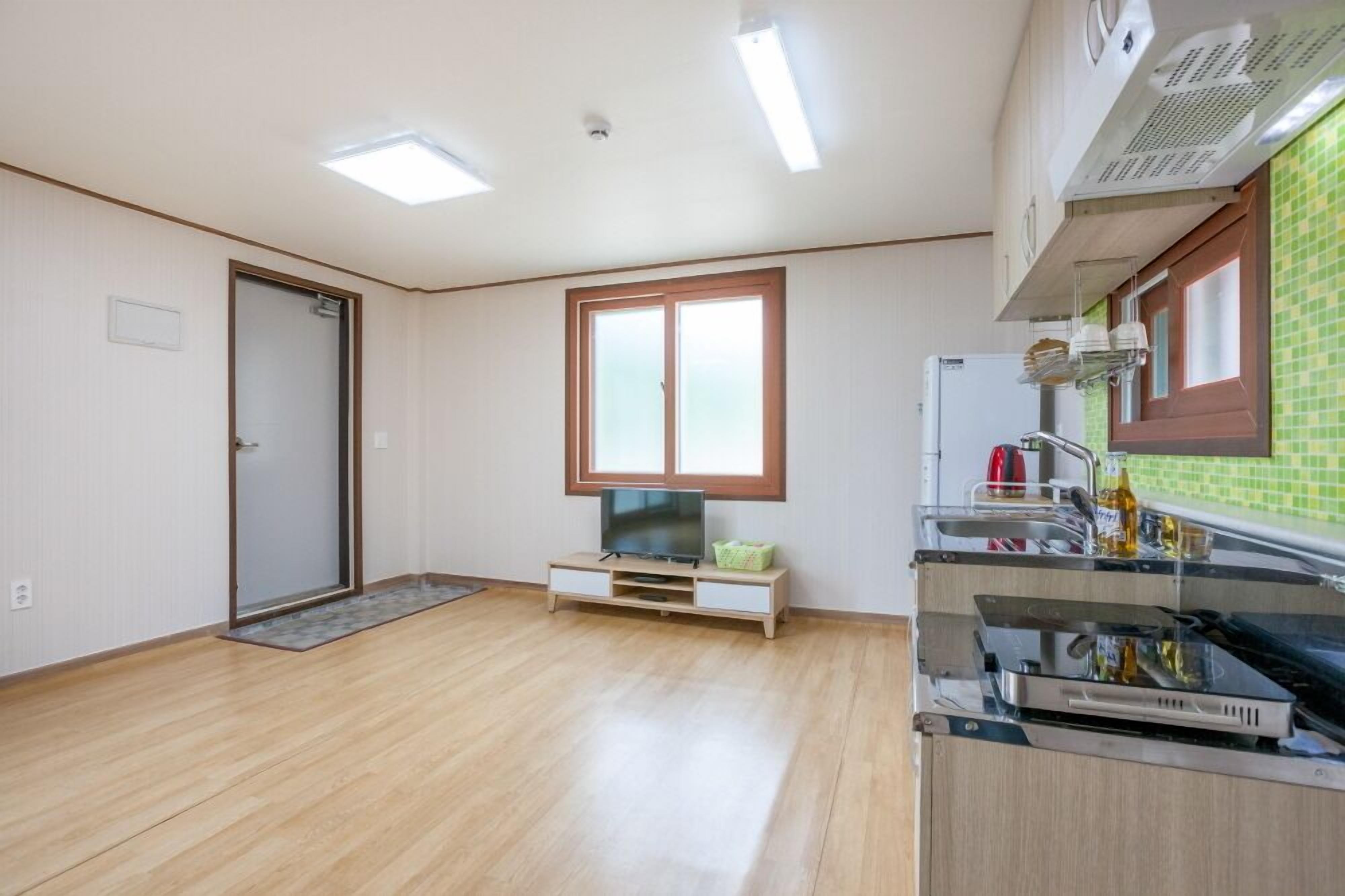 Room (Neung-i) | Free WiFi, bed sheets