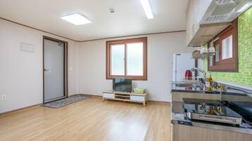 Room (Neung-i) | Free WiFi, bed sheets