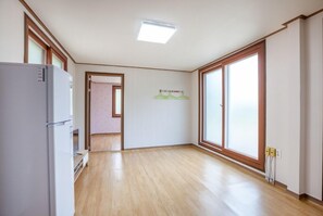Free WiFi, bed sheets - Yonghwasan Neoul Pension (Chuncheon)