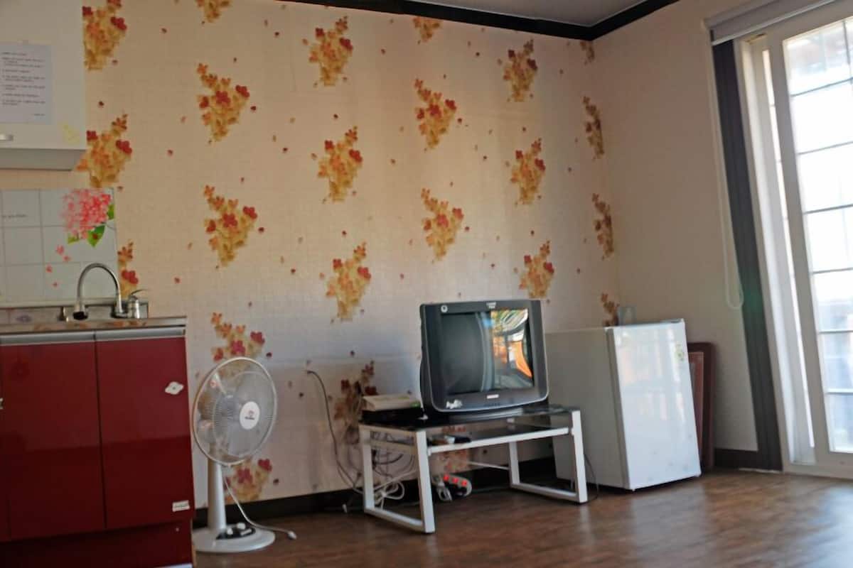 Room (Ul-dolmok) | Free WiFi, bed sheets