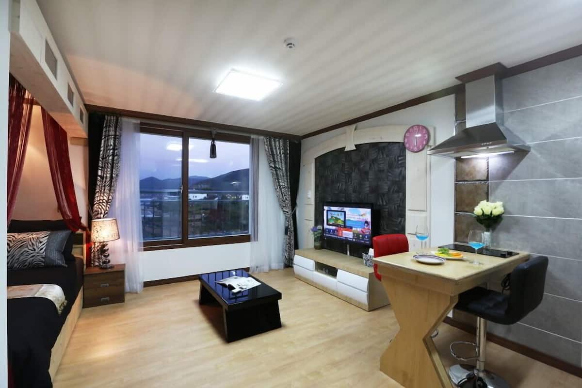 Room (Deulbomdal) | Free WiFi, bed sheets