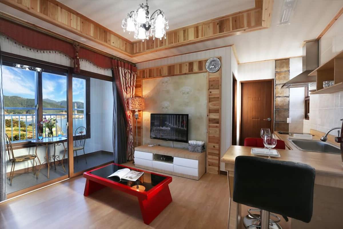 Room (Haeoreumdal) | Free WiFi, bed sheets