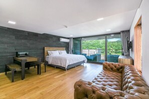 Room (301) | Free WiFi, bed sheets