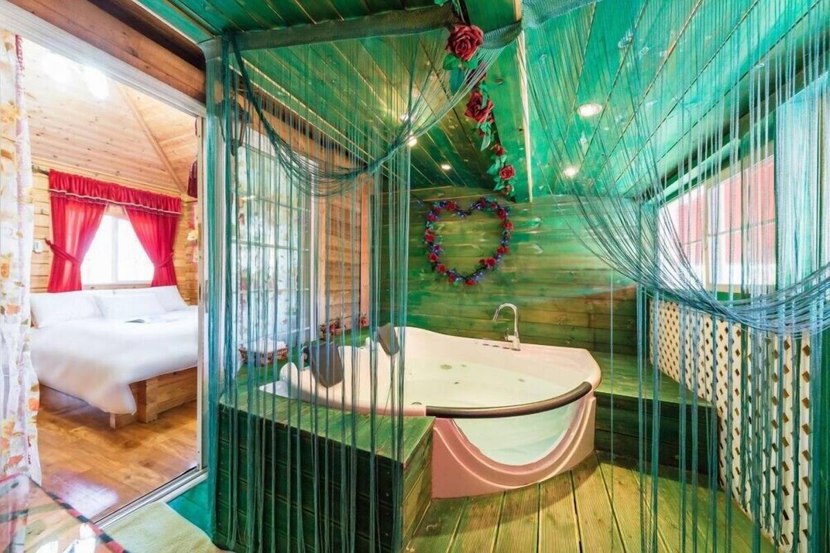 Room (Kkotnimbang) | WiFi (free), bed sheets