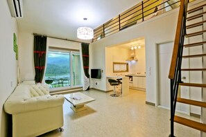 Room (Boliche202) | Free WiFi, bed sheets - EOS Pension (Gapyeong)