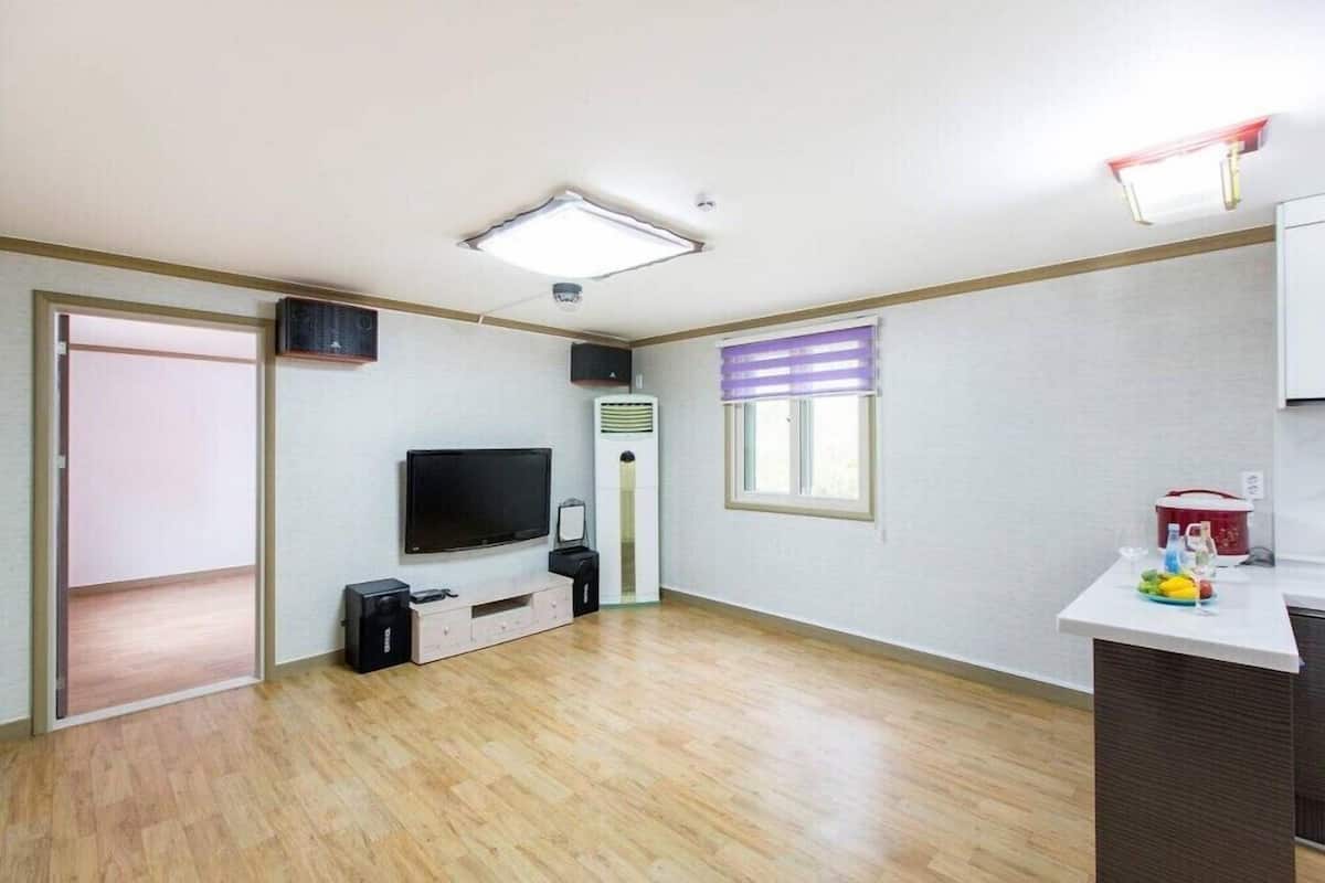 Room (Private) | WiFi (free), bed sheets