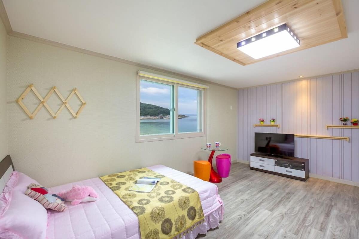 Room (Rainbow(303)) | WiFi (free), bed sheets