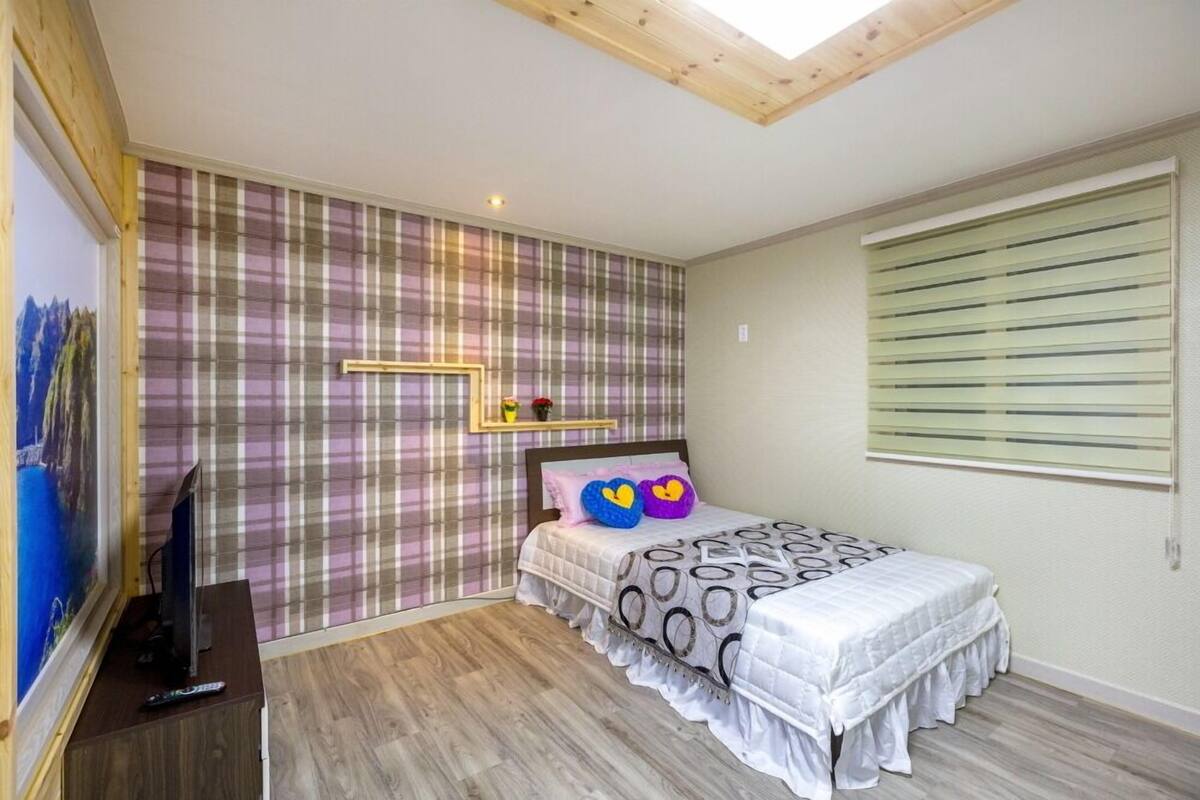 Room (Moolangae(302)) | WiFi (free), bed sheets