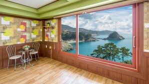 Room (Daebyungdaedo) | Free WiFi, bed sheets - Gashbush Pension (Geoje)