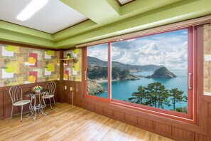 Room (Daebyungdaedo) | Free WiFi, bed sheets - Gashbush Pension (Geoje)
