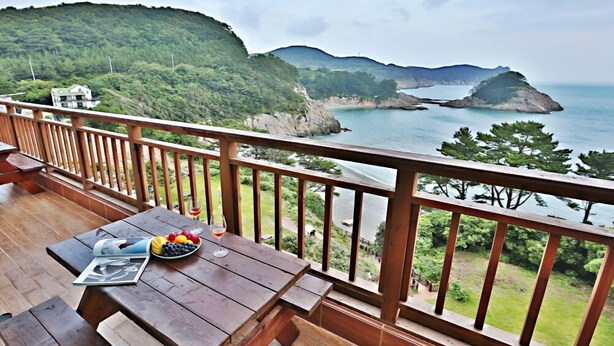 Room (Haegeumgang) | Free WiFi, bed sheets - Gashbush Pension (Geoje)