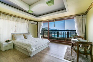 Room (Uoido) | Free WiFi, bed sheets - Gashbush Pension (Geoje)