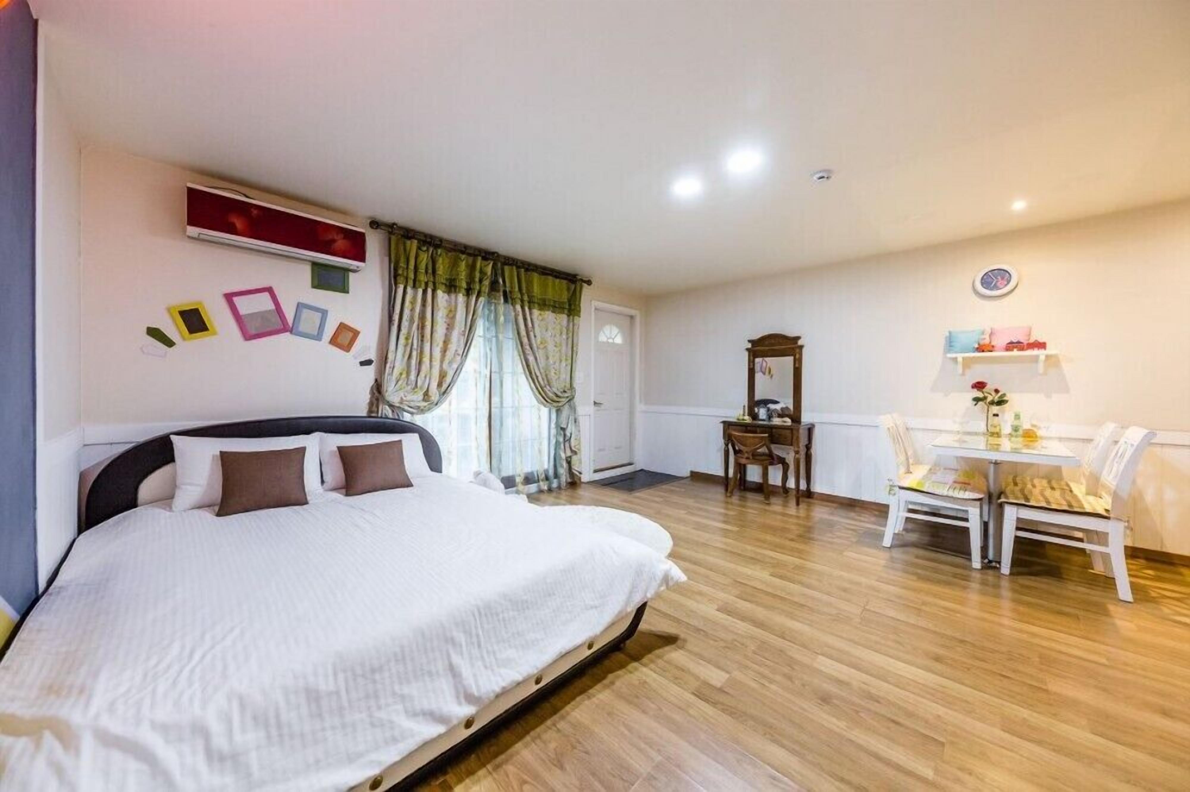 Room | Free WiFi, bed sheets