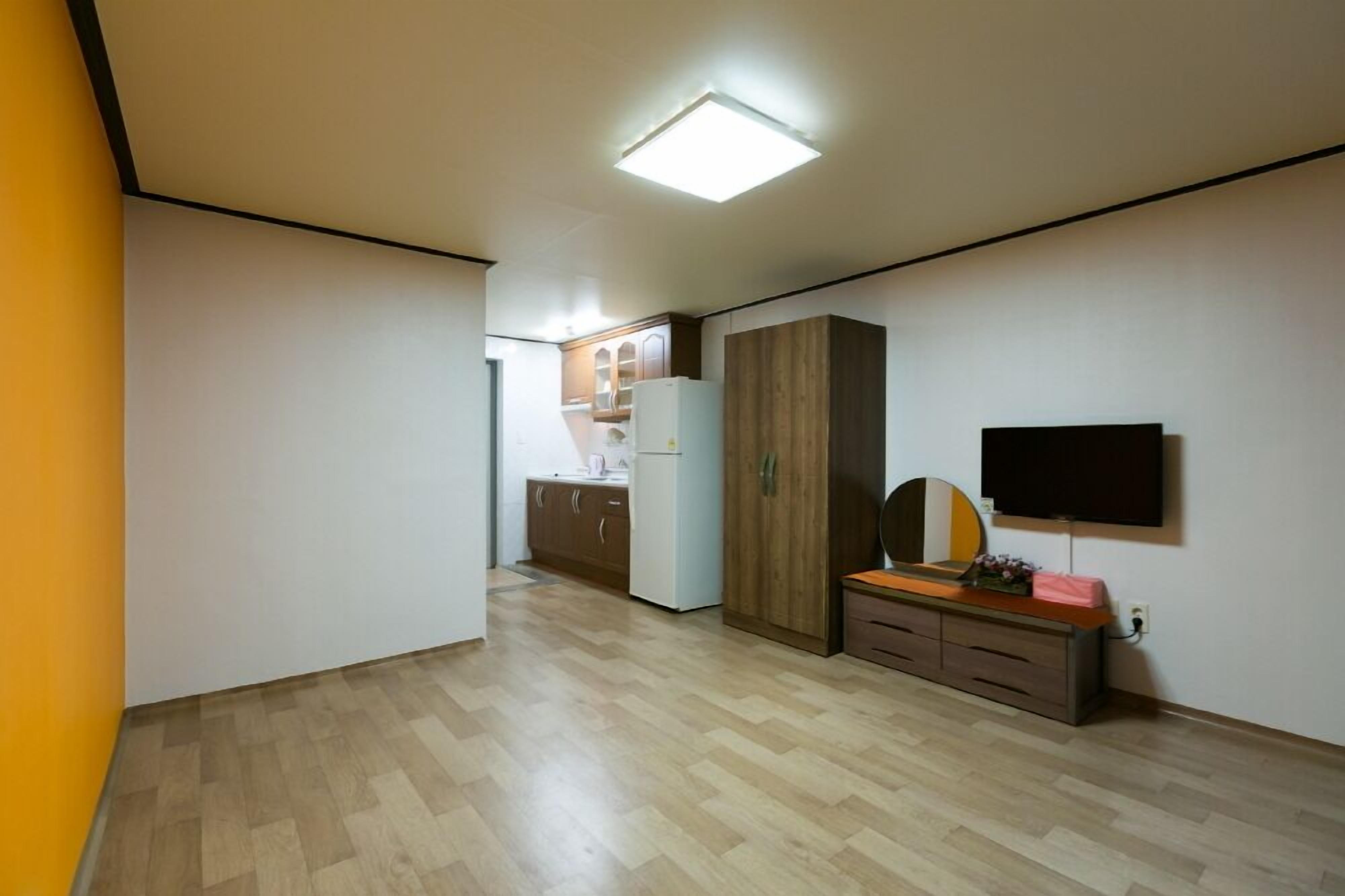 Huone (203)