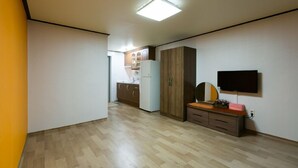 Una cocina moderna con armarios de madera, un refrigerador y un horno empotrado.