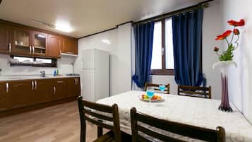 Room (101) | WiFi (free), bed sheets