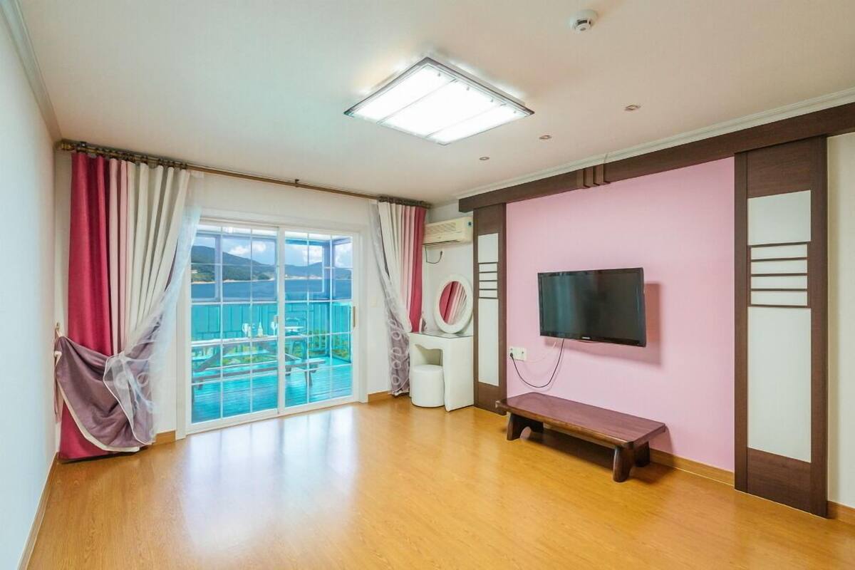 Room (Rose) | Free WiFi, bed sheets