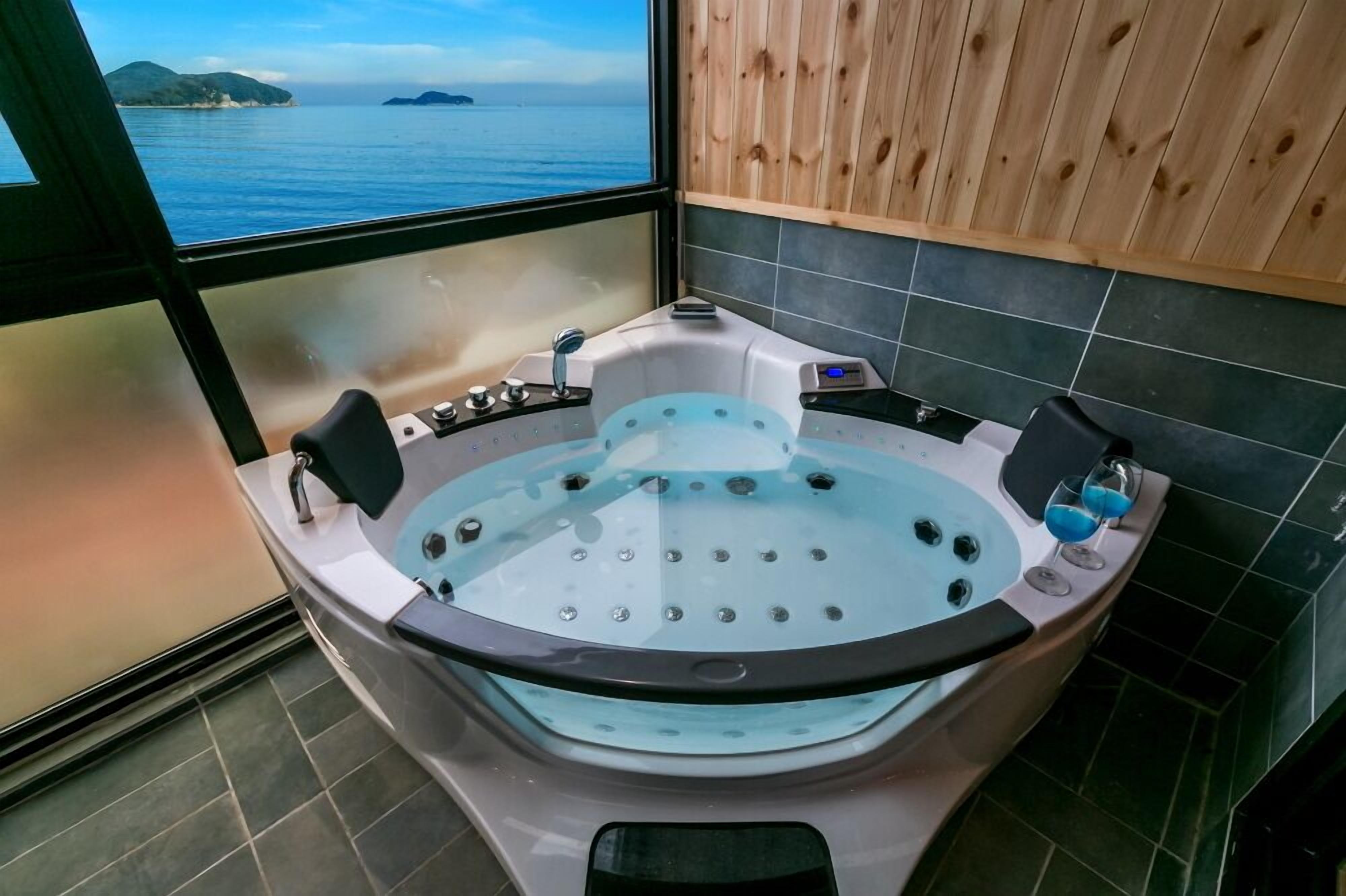 Room (Geumhwa302(Jetspa)) | Free WiFi, bed sheets