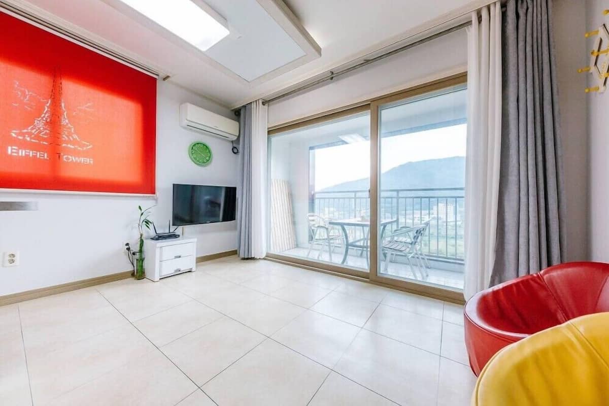 Room (301 Sorento) | WiFi (free), bed sheets