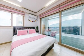 Room (201 Venezia) | Free WiFi, bed sheets - Casa di Mare Pension (Geoje)