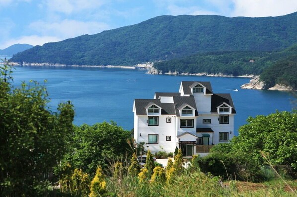 المنشأة من الخارج