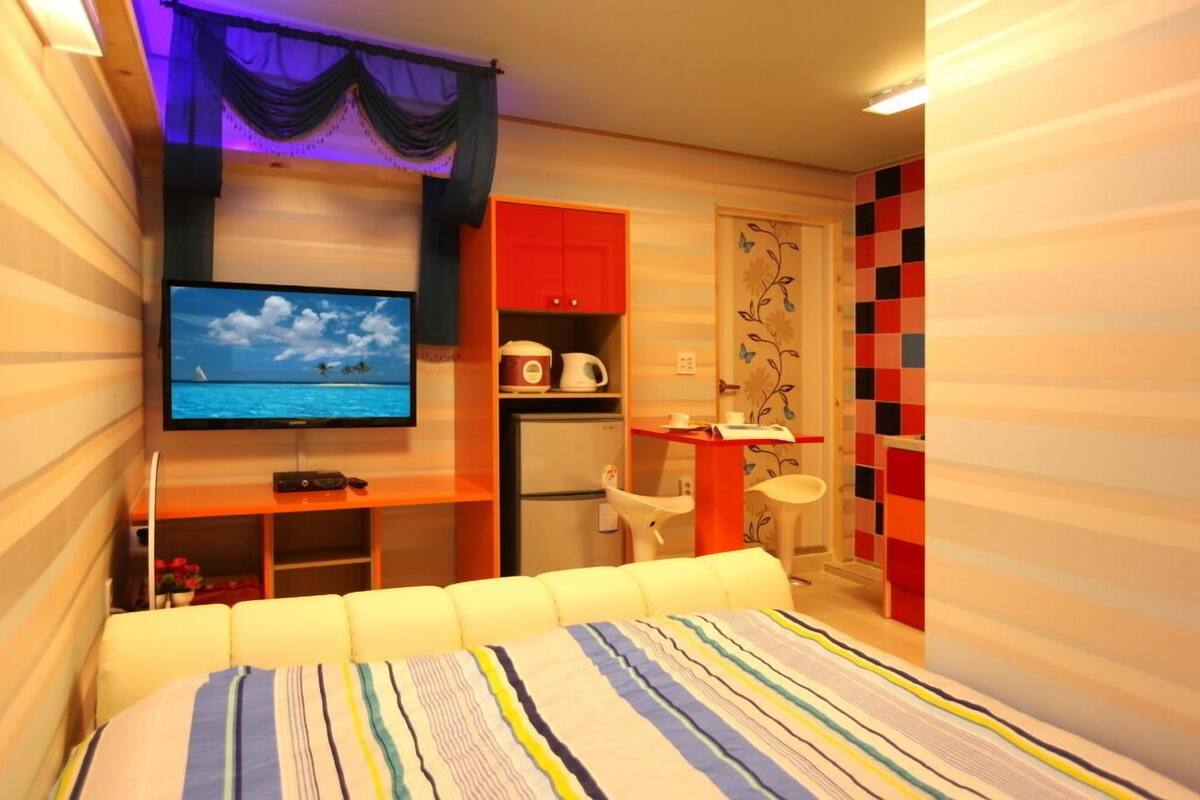Free WiFi, bed sheets