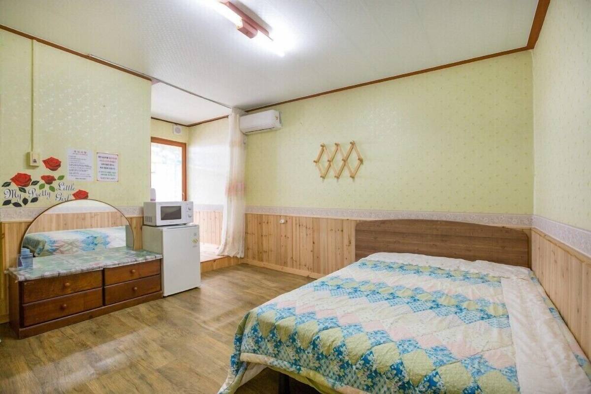 Room | WiFi (free), bed sheets