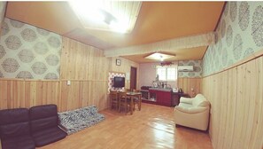 Room (Hwanggeumsil) | Free WiFi, bed sheets