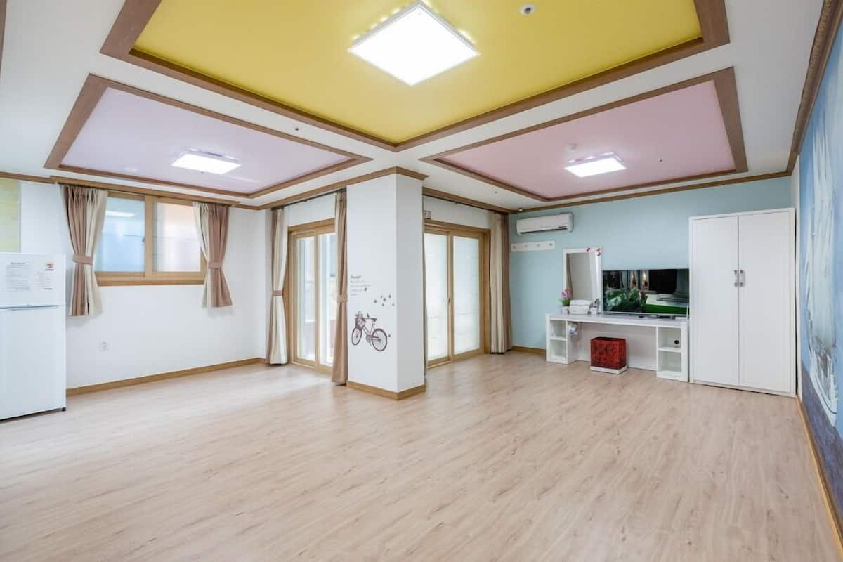 Kamar (Pension 3rd floor Butnamu) | Wi-Fi gratis dan seprai linen