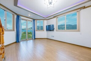 Room (Jupiter) | Free WiFi, bed sheets