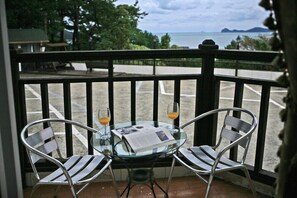 Room (105) | Free WiFi, bed sheets - Forest Village Padosori Pension (Geoje)