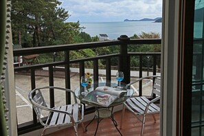 Free WiFi, bed sheets - Forest Village Padosori Pension (Geoje)