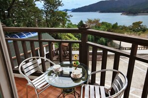 Room (202) | Free WiFi, bed sheets - Forest Village Padosori Pension (Geoje)