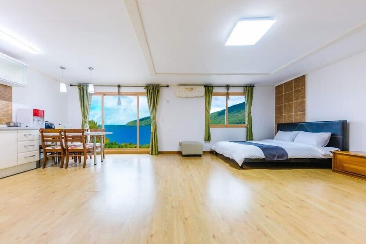 Room (102)