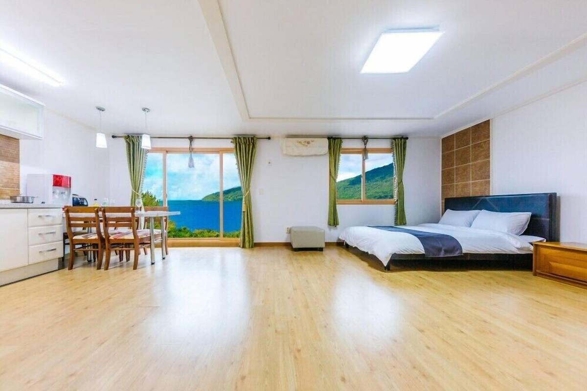 Room (102) | Free WiFi, bed sheets