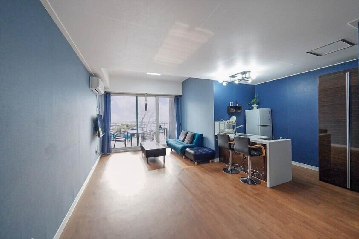 Room (Is 102)