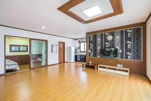 Room (101) | Free WiFi, bed sheets