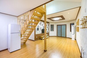 Room (202) | Free WiFi, bed sheets