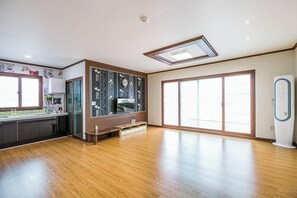 Room (101) | Free WiFi, bed sheets - Neulpureun Pension (Yeongdeok)